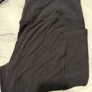Athleta Black Salutation Stash Capri Leggings